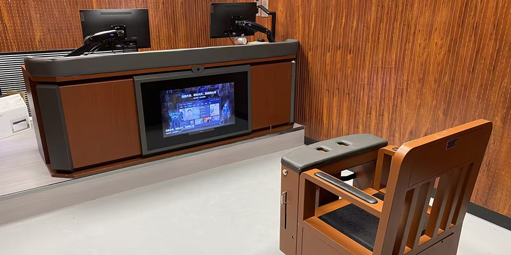 硬核科普：为什么审讯室的椅子又重又矮还没有轮子？